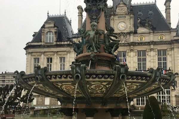 La fontaine de la mairie a entièrement été rénovée. 