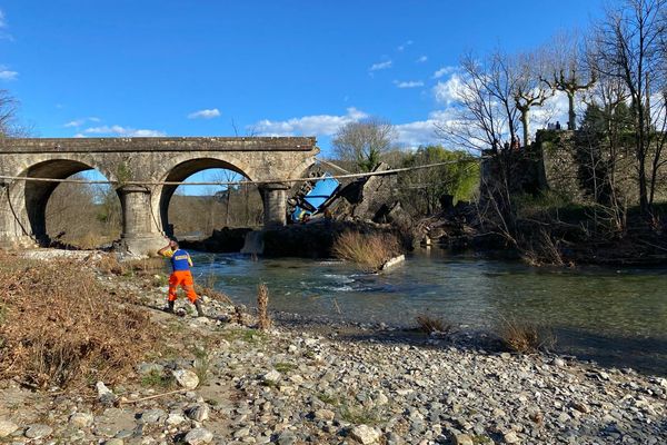 Le pont de Chamborigaud s'est effondré, lundi 18 mars 2024.