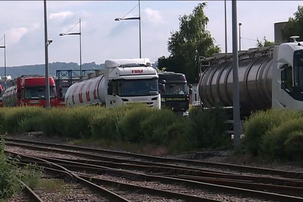 Des camions citerne aux abords du terminal Rubis au sud de Rouen