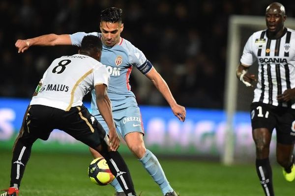 Radamel Falcao a mené la vie dure aux Angevins en marquant deux buts.