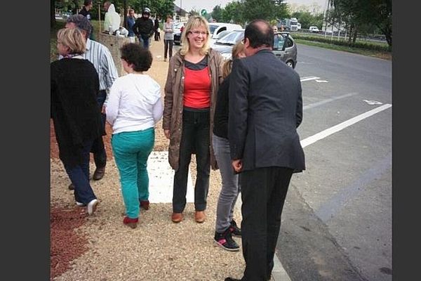 François Hollande, de dos en costume, sur une aire d'autoroute de l'A 13, vendredi 17 mai 2013