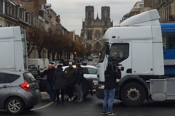 Comme ici, rue Libergier à Reims, des dizaines de camions de forains ont bloqué les accès du centre-ville pour faire entendre leurs revendications : obtenir un emplacement au centre de la cité des Sacres.