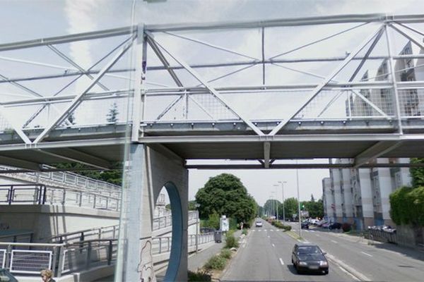 La brique est parti d'un pont qui enjambe l'avenue du Pont de Bois à Villeneuve d'Ascq.