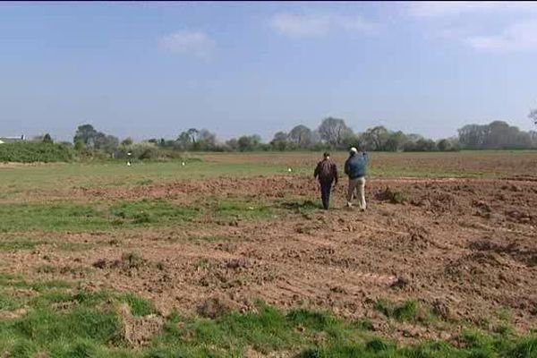 L'agriculteur qui a labouré le bout de la piste d'atterrissage du Normandy Tank Museum est dans son bon droit : le terrain lui appartient. Il l'avait prêté l'année dernière pour le 70 ème anniversaire du débarquement. Et seulement pour le 70 ème...