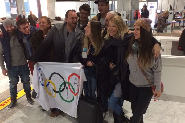 Julia Pereira et ses proches ce matin à l'aéroport de Nice.