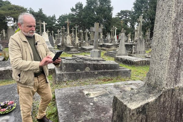 Jean-Luc Dodeller prend en photo des tombes, ici au cimetière du Nord à Rennes, afin d'effectuer un recensement sur un site internet pour immortaliser la mémoire des défunts.