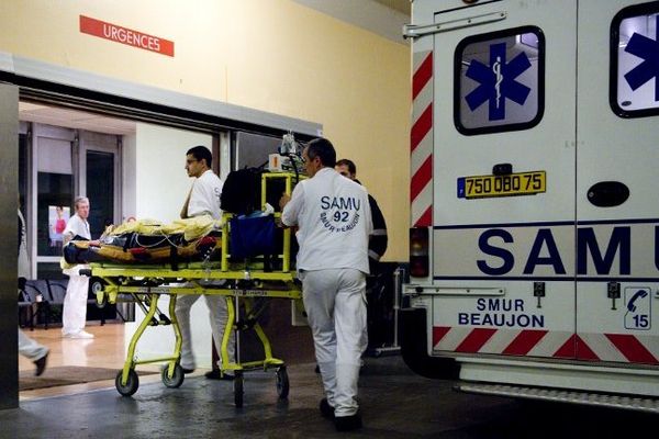 Archives. Une ambulance amène un patient au service des Urgences de l’hôpital Beaujon, à Clichy, au Nord de Paris.