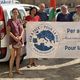 Les membres de l'association Per a Pace à Ajaccio devant le véhicule chargé de dons humanitaires.