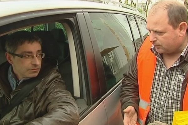 Un syndicaliste discute avec un consommateur, dimanche 16 décembre 2012