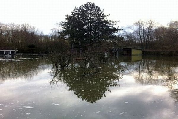 Un jardin inondé à Neuville-sous-Montreuil, le 29 décembre.