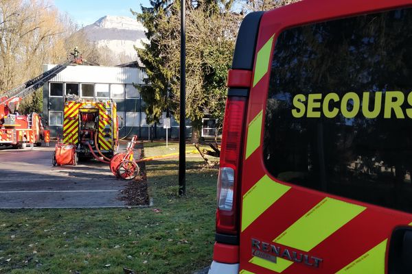 Les pompiers sont toujours sur place.