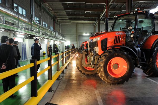 Inauguration de l'usine d'assemblage Kubota de Bierne (Nord), en 2015.