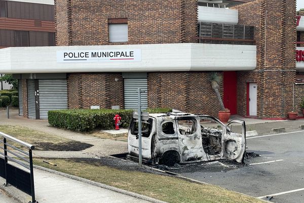 A Elancourt (Yvelines), une voiture incendiée devant le commissariat ce jeudi 29 juin.