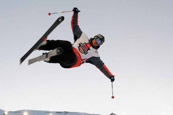 Simon d'Artois du Canada à la Coupe du monde de half pipe le 12 mars à Tignes. 