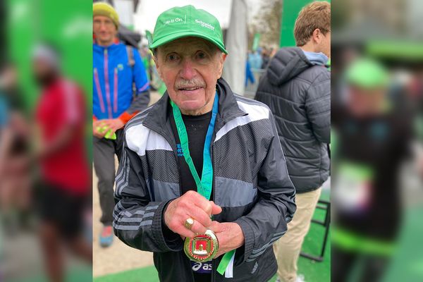 Charly Bancarel, 93 ans, doyen du Marathon de Paris 2023.