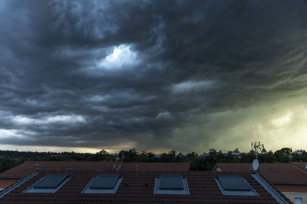 Des orages ont éclaté ce lundi 8 avril 2024 en fin de journée en Occitanie. La grêle s'est invitée à Tarbes dans les Hautes-Pyrénées.