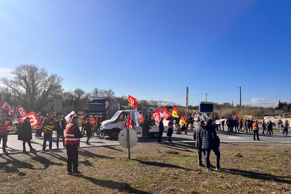 L'intersyndicale s'est rassemblée et a bloqué le passage des véhicules ce jeudi 16 mars au péage sud de Perpignan après avoir investi le marché Saint-Charles.