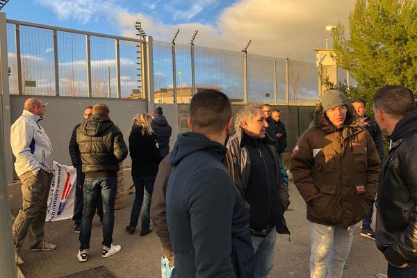 Les agents pénitentiaires bloquent la prison du Gasquinoy à Béziers pour demander une revalorisation salariale et une amélioration de leurs conditions de travail.17/02/2022