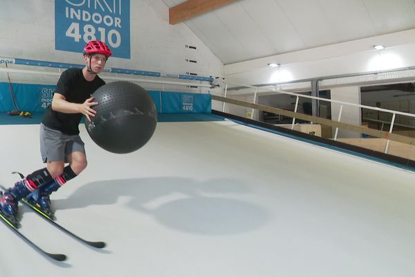 Avec ou sans skis aux pieds, l'équipe de France de ski alpin s'entraine sur la piste intérieure installée à Passy, en Haute-Savoie.