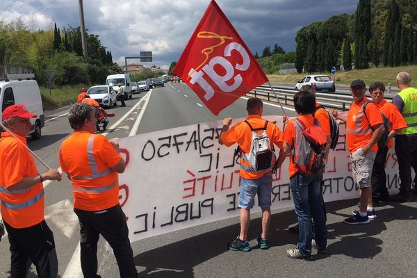 La CGT a organisé ce mardi un barrage filtrant sur l'A75 à hauteur de Juvignac pour alerter sur l'éventuelle fin de la gratuité de cette autoroute - 22 mai 2018