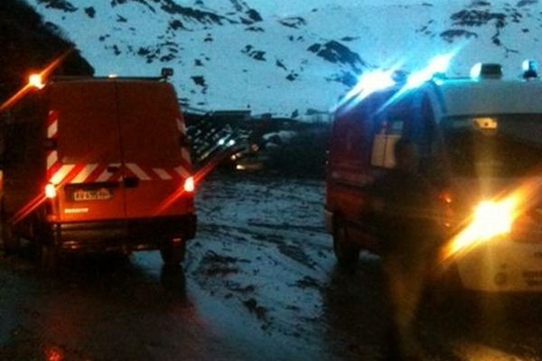 Agents du Conseil général et pompiers à pied d'œuvre sur une chaussée recouverte de boue 