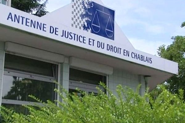 Pas moins de 100 000 dossiers de discrimination ont été portés devant la justice l'an dernier. En Haute-Savoie, 4 personnes aident les personnes discriminées, harcelées à se défendre.