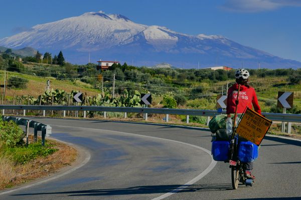 Sur les routes de l'Etna à vélo - Bastien a parcouru 68 000 km à travers l’Europe en 12 ans