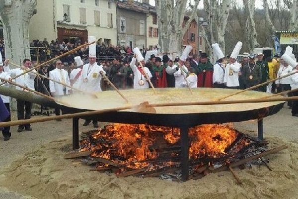 15 000 oeufs sont nécessaires pour faire cette omelette géante.