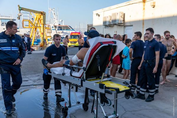 Des pompiers évacuent un blessé suite à une collision entre deux navires le 9 septembre 2023 à Marseille.
