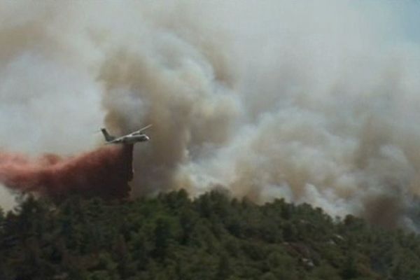 L'un des canadairs en action le 28 août 2012