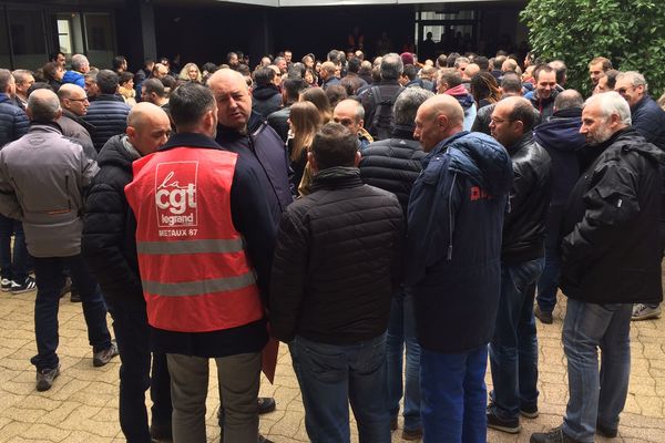 Rassemblement à l'appel de l'intersyndicale, jeudi 28 février 2019, au siège du groupe Legrand à Limoges.