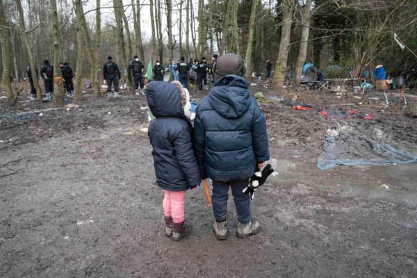 Deux enfants assistant au démantèlement de leur campement, Grande-Synthe , janvier 2021