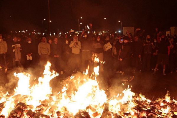 Des barrages composés de palettes et de pneus ont été brûlés lundi soir devant la prison de Fleury-Mérogis.