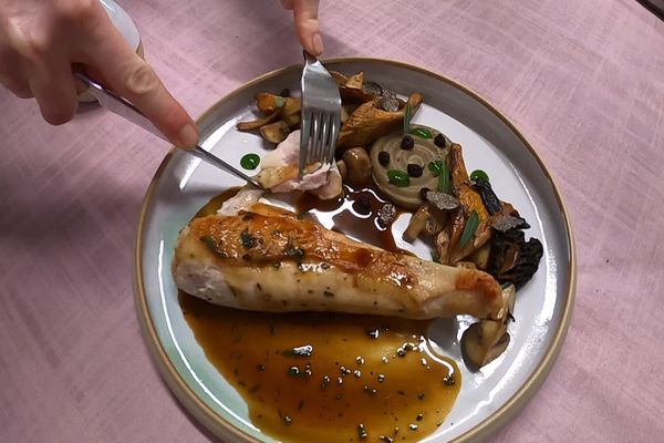 Le chapon, revisité par la cheffe Bérangère Cirot du restaurant Le petit Courault à Pamproux (79).