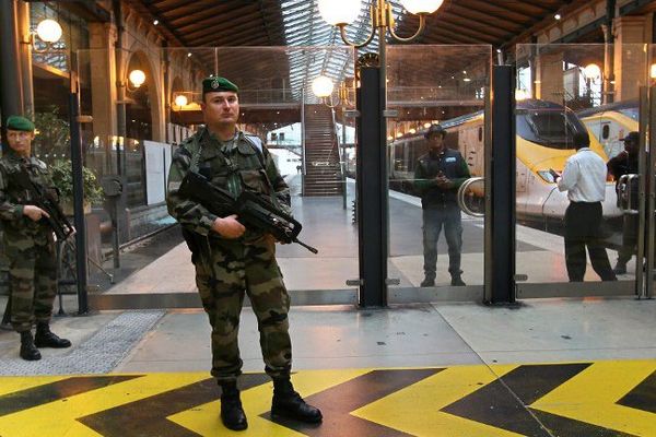 Un soldat à la gare du Nord de Paris, devant l'Eurostar, le 4 octobre 2010.