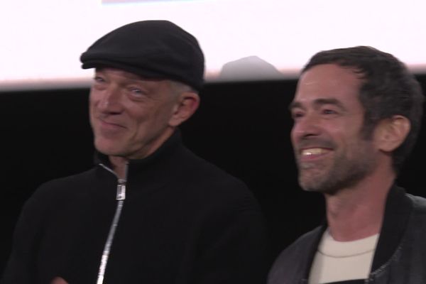 Romain Duris et Vincent Cassel face au public, pour l'avant-première du film "Les 3 mousquetaires" à Saint-Malo