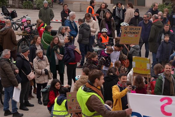 Jeunes et moins jeunes se sont rassemblés pour demander au maire de la commune d'envisager une solution perenne quant à la circulation sur la Grand'rue d'Oullins.