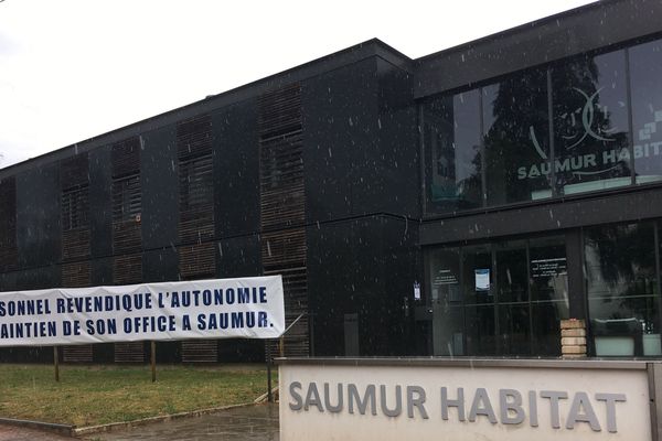 Depuis plusieurs mois, une banderole a été posée devant le siège de Saumur Habitat par les salariés qui s'inquiètent des conséquences d'une regroupement.