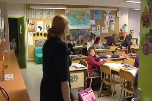 Des élèves rentrent en classe, école du Drapeau à Dijon (Archives)