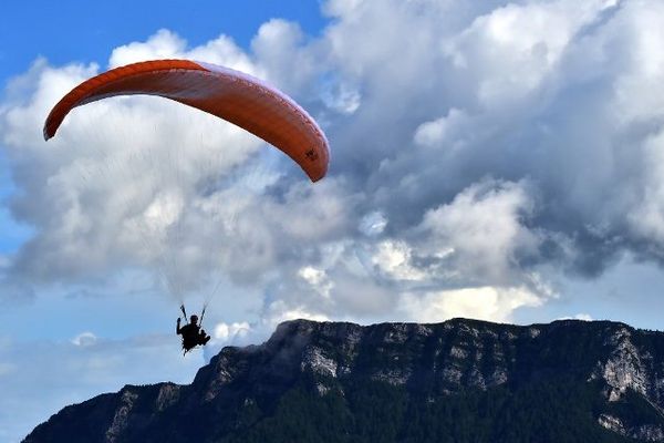 Photo d'illustration. Du parapente en Italie.