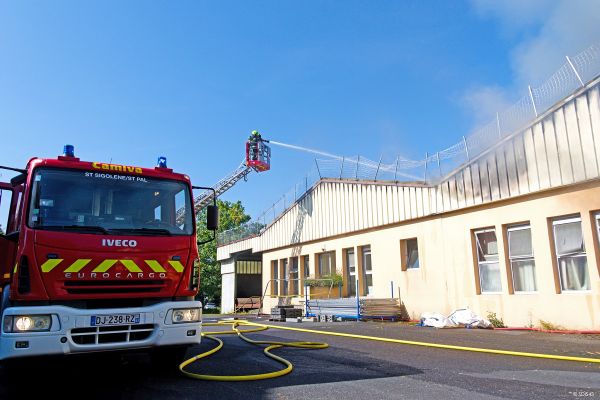 Près de 70 pompiers et 20 engins ont été mobilisés sur un incendie dans une entreprise à Sainte-Sigolène en Haute-Loire, jeudi 29 août.