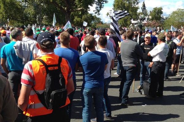 Plus de 5000 agriculteurs se sont retrouvés Place de la Nation