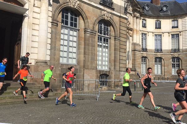 Les coureurs ressortent de l'Hôtel de ville