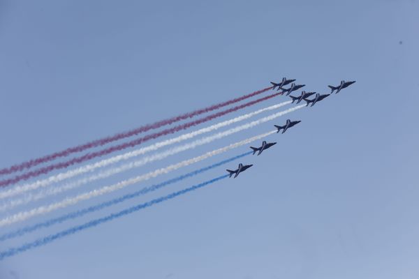 Patrouille de France survolant le quartier du Mourillon à Toulon le 15 août 2023