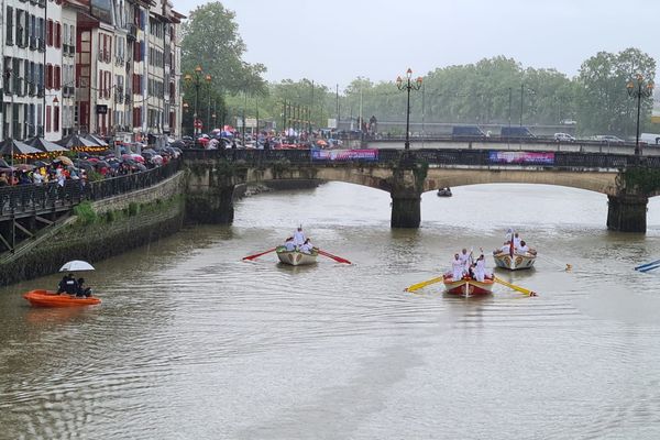 La flamme sur la Nive à Bayonne, temps fort de ce parcours de la flamme olympique ce lundi 20 mai. A retrouver dans l'édition ICI 12/13.