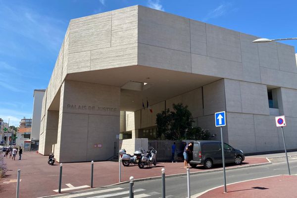 Béziers - le palais de justice - juillet 2020.