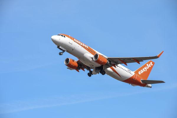 Des personnels volants de la compagnie EasyJet, dont des femmes pilotes, ont rencontrés des collégiens de Beynost dans l'Ain. Outre la présentation de leurs métiers, l'objectif était de sensibiliser les jeunes filles au fait qu'elles peuvent prétendre aux mêmes métiers que les garçons. Encore aujourd'hui, elles ont tendance à être moins ambitieuses et se projettent moins vers des métiers considérés comme "prestigieux", comme pilote de ligne par exemple. Paradoxalement, elles ont pourtant, en moyenne, de meilleurs résultats à l'école. 