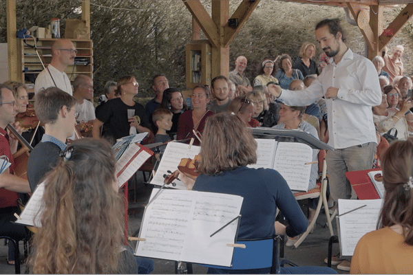 Le concert sous les halles du village de Boult-aux-Bois.