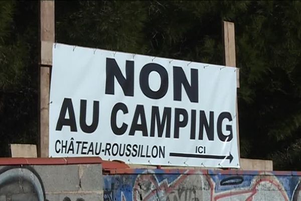 Banderole hostile au projet de camping de luxe de Château Roussillon (Pyrénées-Orientales)