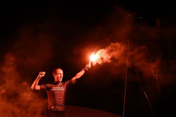 Pour escorter la flamme, les vainquers de la Jacques Vabre Armel Le Cléac'h et Sébastien Josse seront notamment accompagnés de Mari-Jo Pérec et du chef cuisinier breton Hugo Roellinger